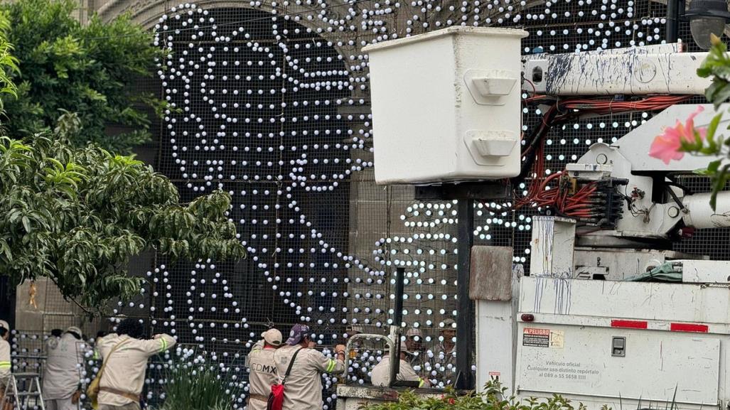 El Zócalo se ilumina de patriotismo: avanza la instalación para fiestas patrias