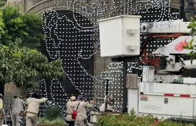 El Zócalo se ilumina de patriotismo: avanza la instalación para fiestas patrias