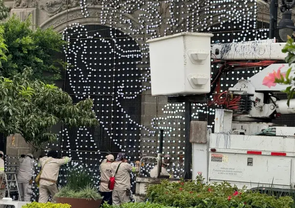 El Zócalo se ilumina de patriotismo: avanza la instalación para fiestas patrias