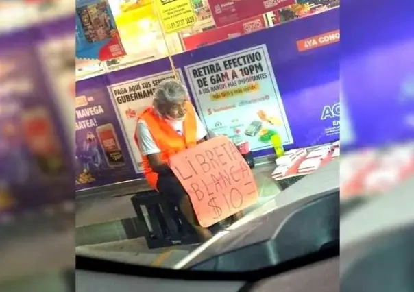 Piden apoyar a abuelito que vende libretas en Guadalupe