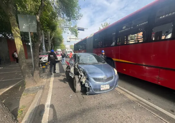 ¡Otro accidente de Metrobús! La responsable fue una automovilista