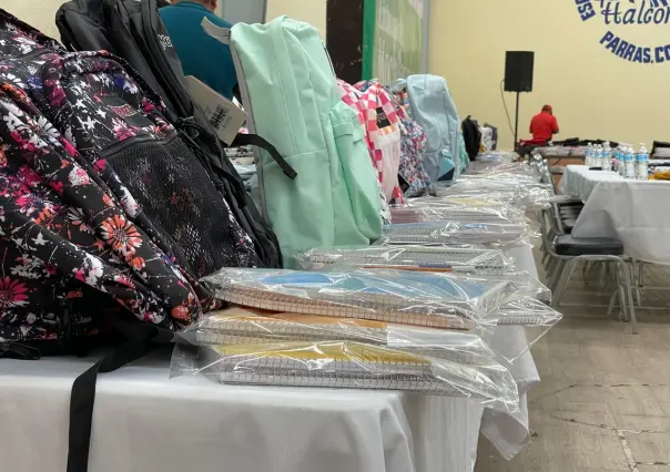 Parras entrega material escolar en educación básica