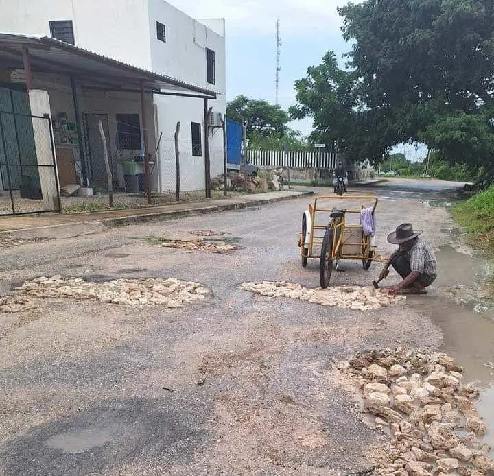 Héroe local: Adulto mayor arregla baches con cincel en Valladolid