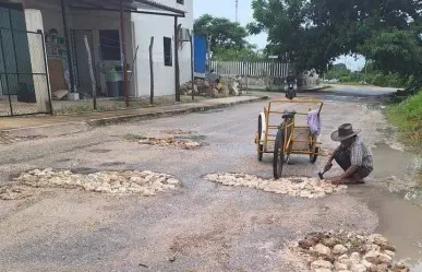 Héroe local: Adulto mayor arregla baches con cincel en Valladolid