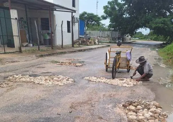 Héroe local: Adulto mayor arregla baches con cincel en Valladolid