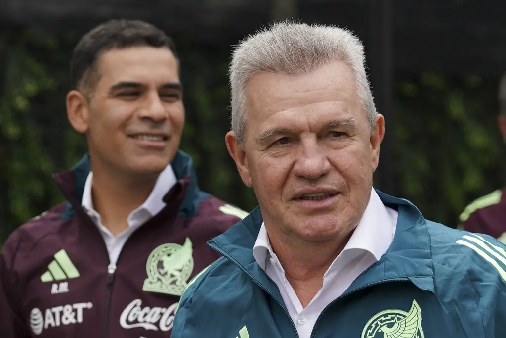 El técnico de México Javier Aguirre (derecha) y su asistente Rafael Márquez previo a una rueda de prensa, el 1 de agosto de 2024, en la Ciudad de México. (AP Foto/Marco Ugarte)