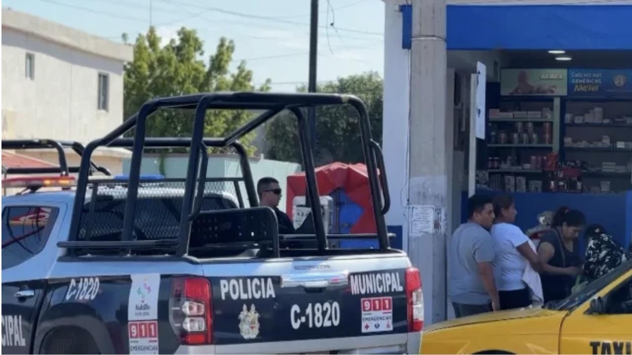 Nicolás se desplomó en la entrada de la farmacia. Foto de redes sociales.