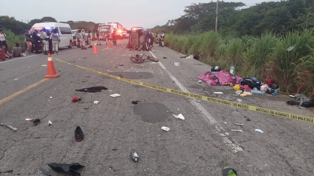 Automóvil embiste a caravana migrante en carretera de Oaxaca; dos fallecidos