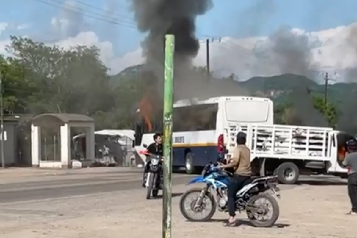 Una gran cantidad de vehículos han sido incendiados Foto: Especial