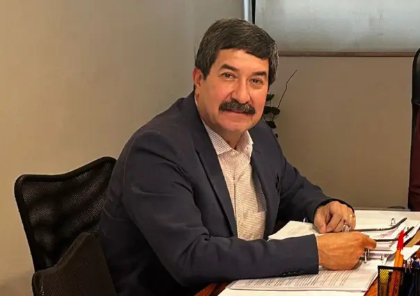 Emiten nueva orden de aprehensión a Javier Corral; toma protesta como senador