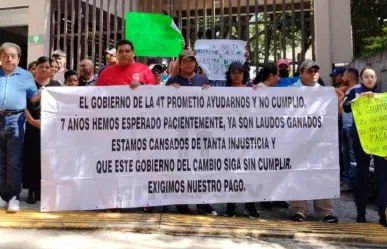 Extrabajadores del Seguro Popular realizan plantón en oficinas de SESVER