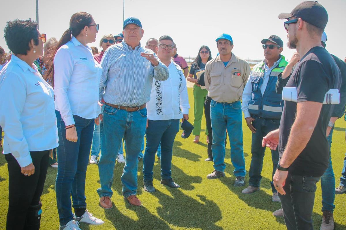 Gobernador supervisa obra del Estadio de beisbol en Guerrero Negro. Foto: Edith Aguilar