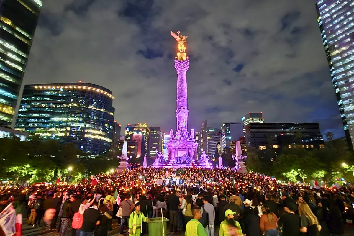 Estudiantes y trabajadores se manifiestan en la Ciudad de México. Créditos: X @FranciscoBurgoa.