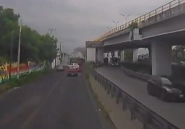 Así cayó un camión desde un puente en Cuernavaca (VIDEO)