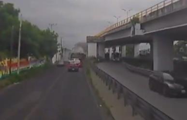 Así cayó un camión desde un puente en Cuernavaca (VIDEO)