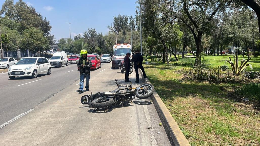 Muere motociclista al caer en bache mal reparado en Churubusco