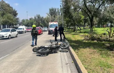 Muere motociclista al caer en bache mal reparado en Churubusco