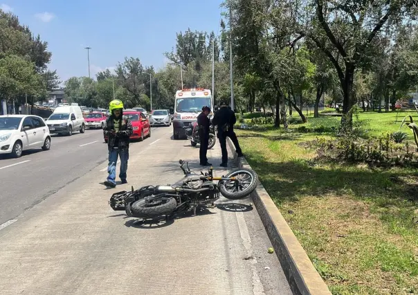 Muere motociclista al caer en bache mal reparado en Churubusco