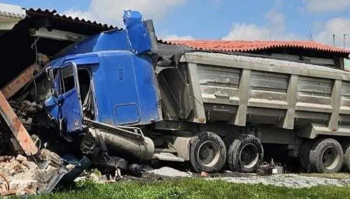 Góndola impacta vivienda en Almoloya de Juárez tras maniobra evasiva