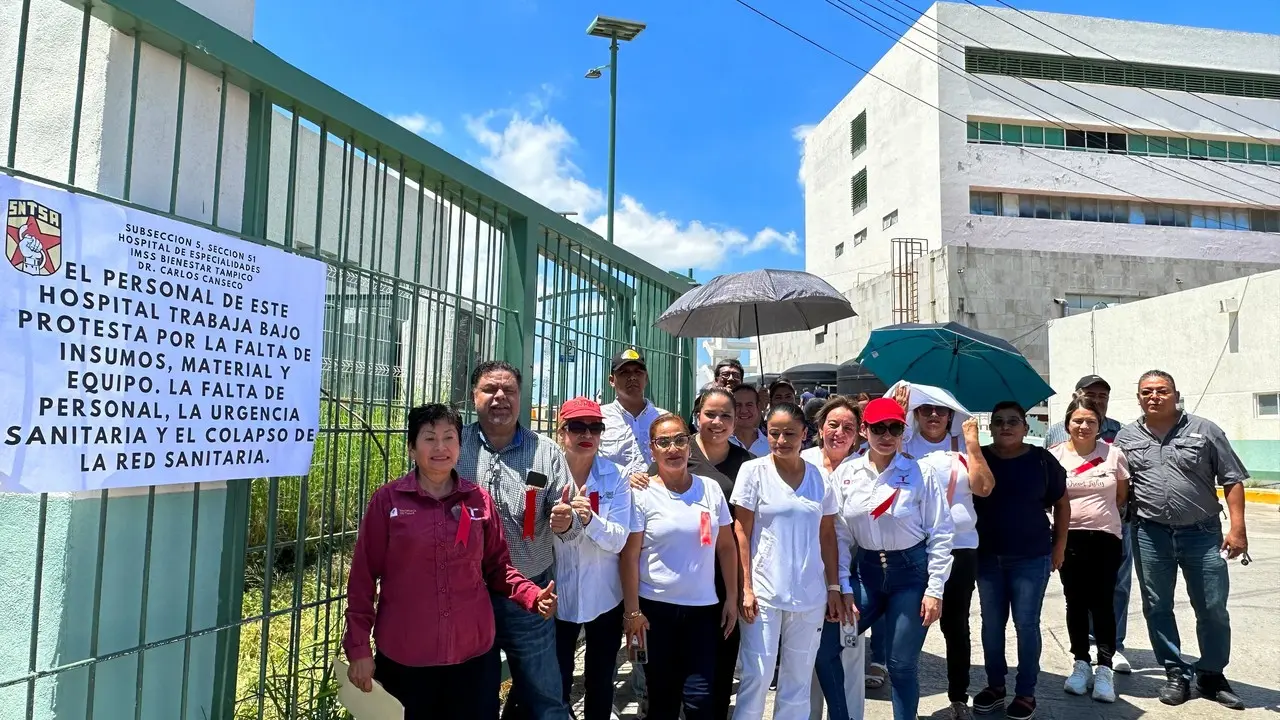 Trabajadores del Hospital de Especialidades de Tampico, realizan plantón en la entrada del hospital. Foto: Axel Hassel