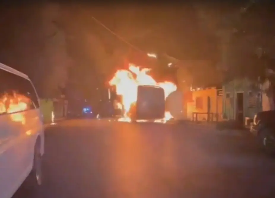 La unidad de transporte urbano siendo consumida por el incendio. Foto: Protección Civil de Nuevo León.