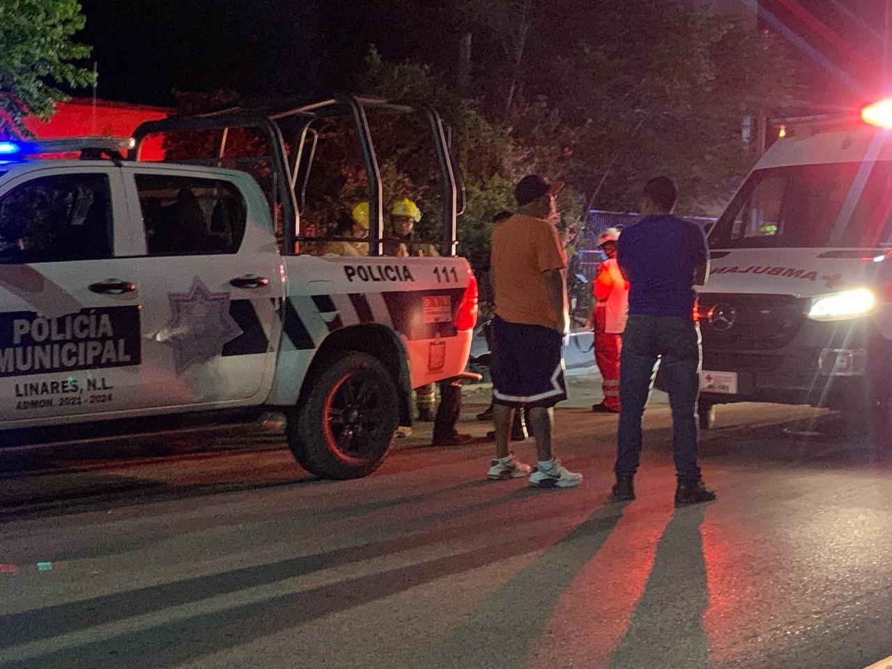 Elementos de la Policía de Linares y paramédicos de la Cruz Roja atendiendo el hecho. Foto: AL DÍA N.L.