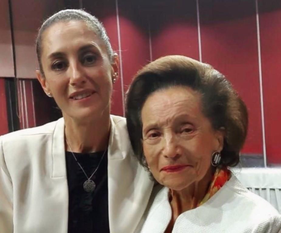 Ifigenia Martínez y Claudia Sheinbaum en una reunión de la plenaria de Morena. Foto: Sociedad Noticias.