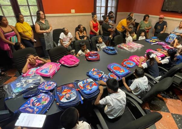 Un nuevo regreso a clases: niños de escasos recursos reciben mochilas nuevas