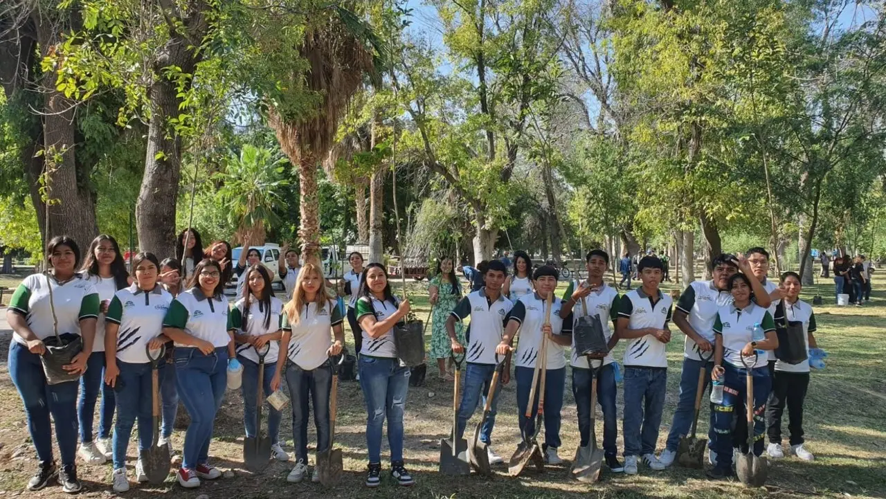 Se realizan acciones de reforestación en el Bosque Venustiano Carranza. (Fotografía: Gobierno de Torreón)