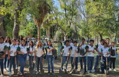 Reforestan Bosque Venustiano Carranza en Torreón con 100 árboles