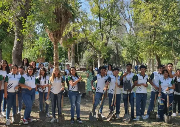 Reforestan Bosque Venustiano Carranza en Torreón con 100 árboles