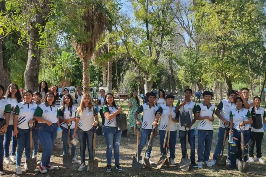 Reforestan Bosque Venustiano Carranza en Torreón con 100 árboles