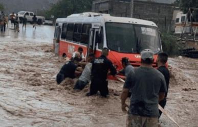 Rescatan a 20 pasajeros con cadena humana en Sonora