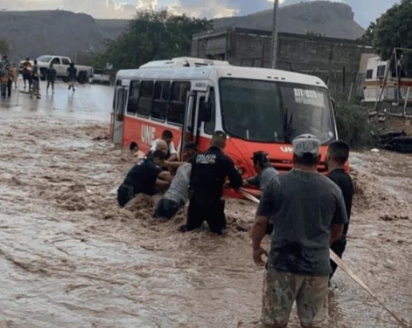Rescatan a 20 pasajeros con cadena humana en Sonora