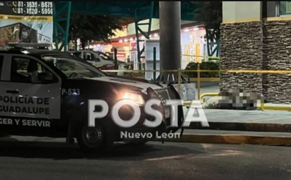 Policías de Guadalupe cubriendo la zona donde se encontraba el cuerpo del hombre. Foto: Raymundo Elizalde.