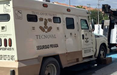 Arde en llamas camión de valores en Torreón; trabajadores se intoxican