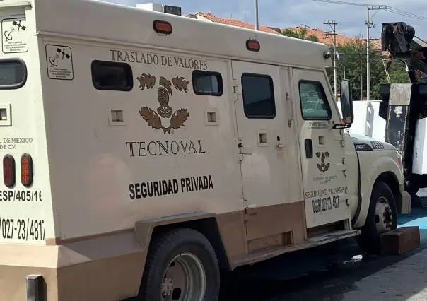 Arde en llamas camión de valores en Torreón; trabajadores se intoxican