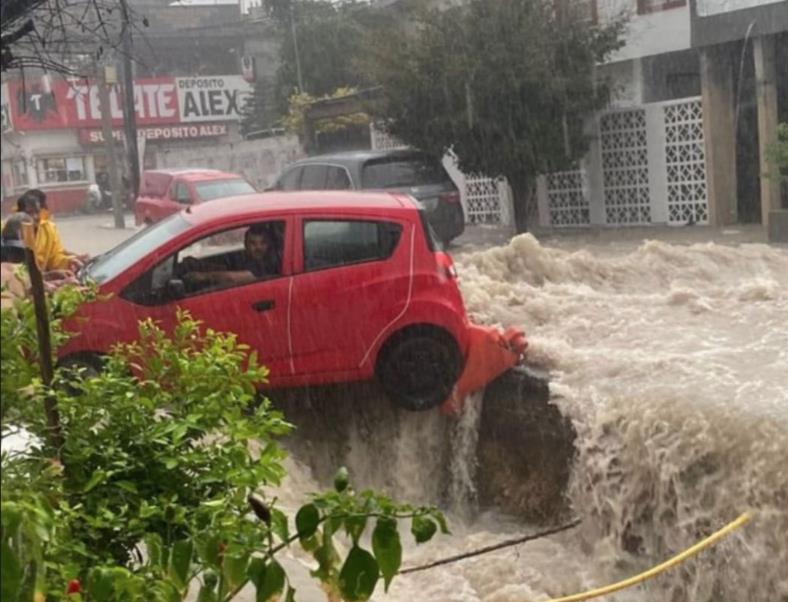 El hombre, que se encontraba dentro de su vehículo cuando la corriente lo arrastró, permaneció atrapado en el auto inundado. Foto: Especial.