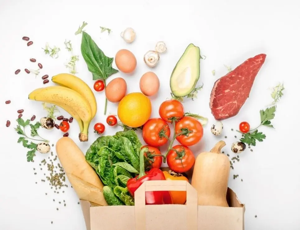 Verduras, pollo, frutas y carne que son parte de una despensa. Foto: Gourmet México.