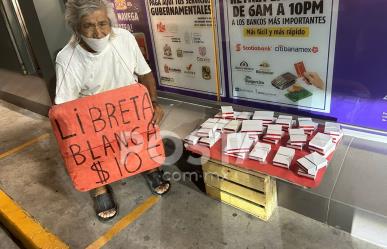 Vende don Chuy libretas para sobrevivir; aquí te decimos cómo ayudarlo