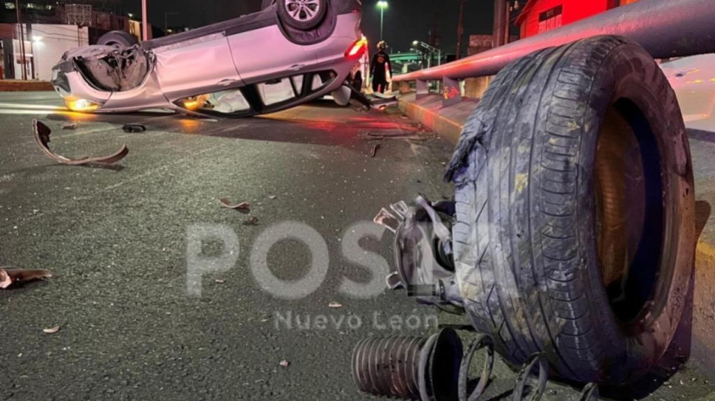 Vuelca auto en la avenida Garza Sada