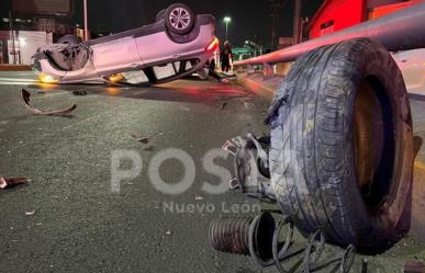 Vuelca auto en la avenida Garza Sada