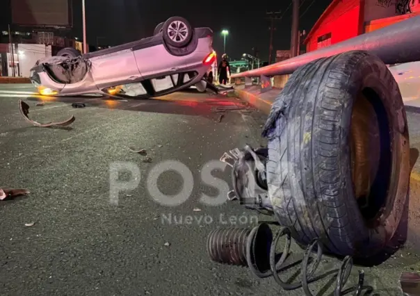 Vuelca auto en la avenida Garza Sada