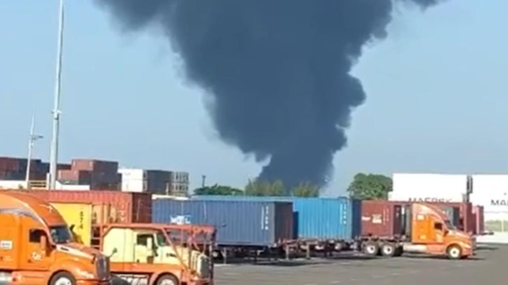 Incendio en terminal de contenedores de Veracruz es controlado | VIDEO