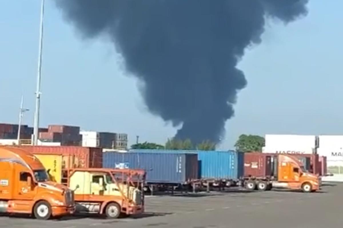 Incendio en terminal de contenedores de Veracruz es controlado | VIDEO