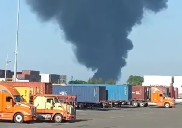 Incendio en terminal de contenedores de Veracruz es controlado | VIDEO