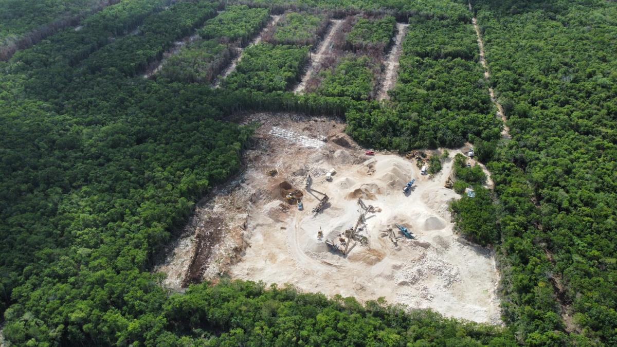 Megaproyectos como el Tren Maya aumentan la demanda que impulsa la extracción y explotación de la piedra caliza Foto: Elías Siebenborn