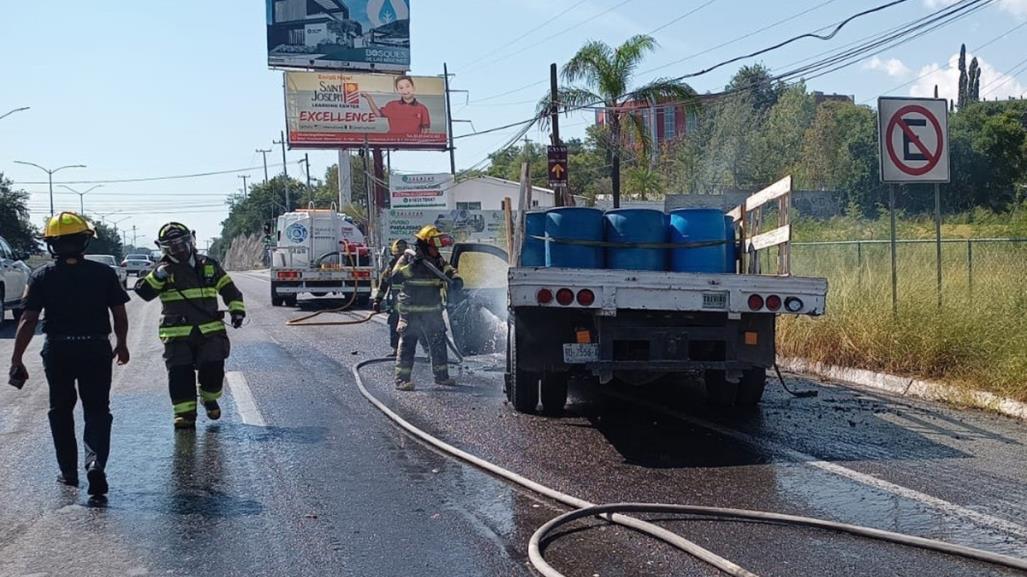 Se incendia camioneta de redilas en la carretera Nacional