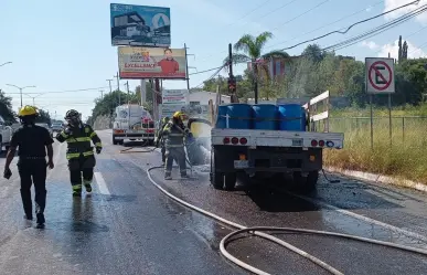 Se incendia camioneta de redilas en la carretera Nacional