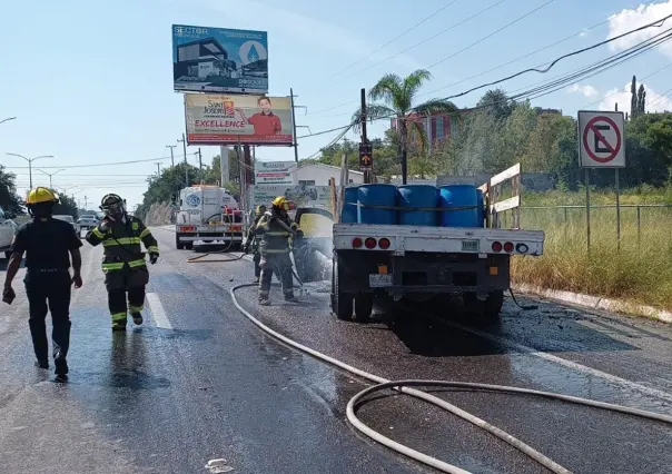 Se incendia camioneta de redilas en la carretera Nacional